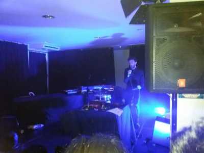 Il dj Larry Gus durante la sua esibizione